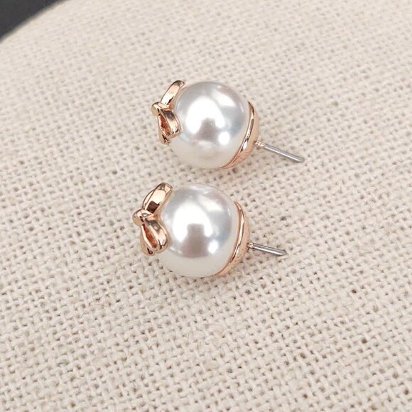 Faux pearl stud earrings with gold bows - Picture 4 of 7